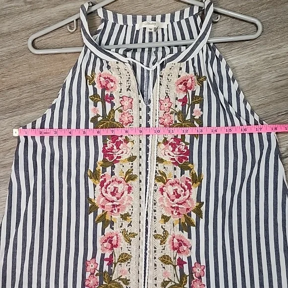 Andre By Unit Embroidered Top NWOT - Picture 4 of 8